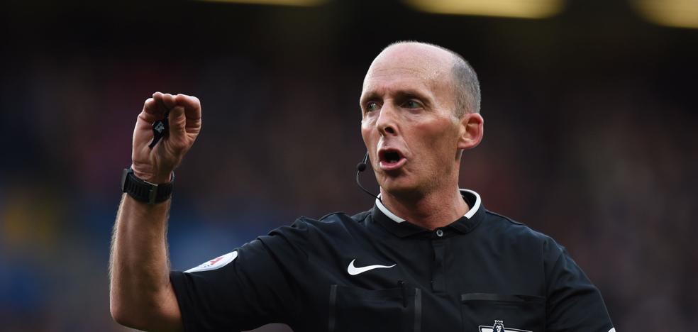 Mike Dean, árbitro en la Premier y fanático del Tranmere Rovers