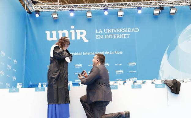 Pedida de mano en pleno escenario y tras recibir su beca