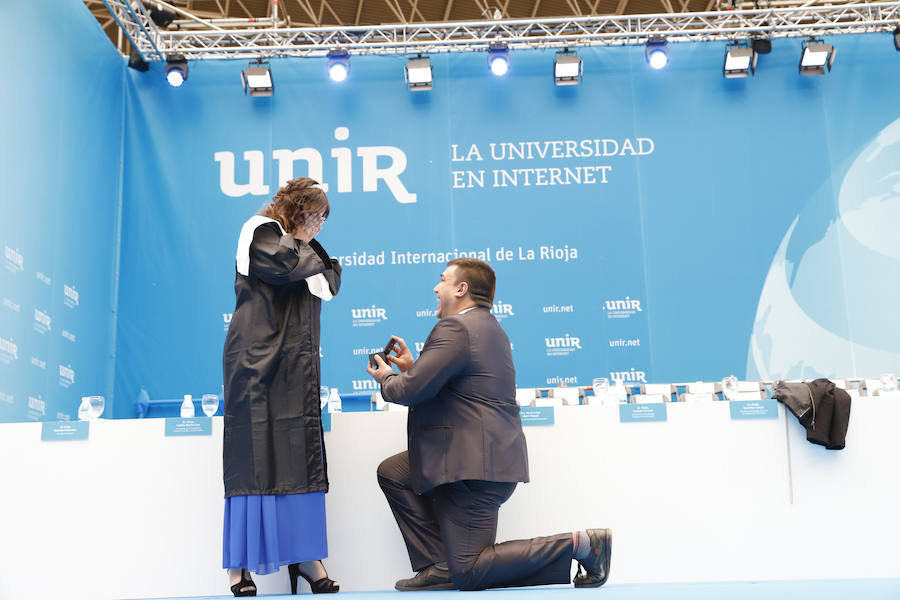 Pedida de mano en pleno escenario y tras recibir su beca