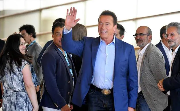 Agreden a Arnold Schwarzenegger por la espalda en Sudáfrica