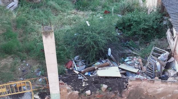 La Guindilla: suciedad de un solar en Villamediana