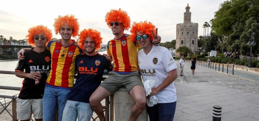 Sevilla, de blanquinegro y azulgrana