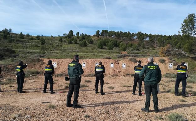 La Policía de Calahorra denuncia al conductor de un tractor que circulaba con los cristales rotos y las ruedas lisas