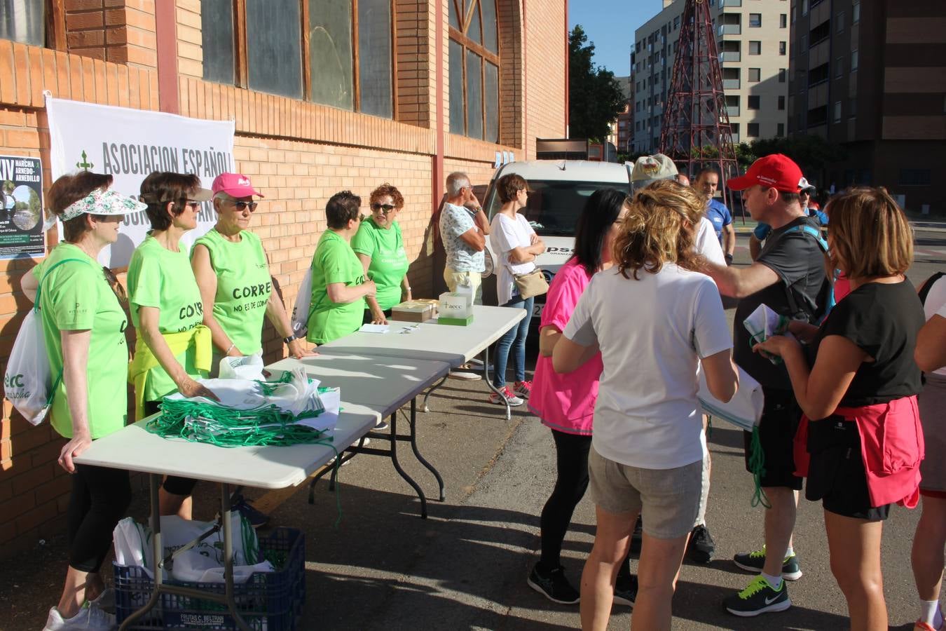 Más de 120 personas participan en la XIV Marcha Arnedo-Arnedillo a favor de los proyectos de la AECC