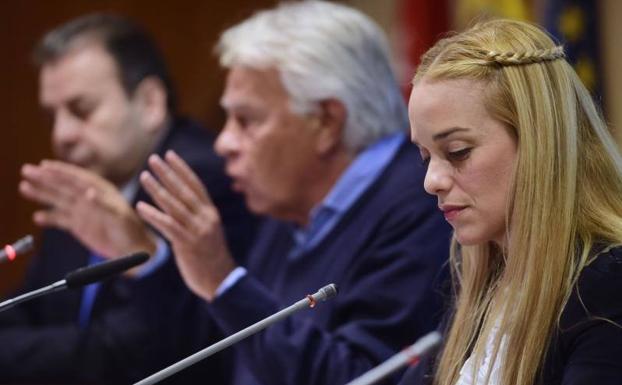 La esposa de Leopoldo López, Lilian Tintori, y su hija llegan a España