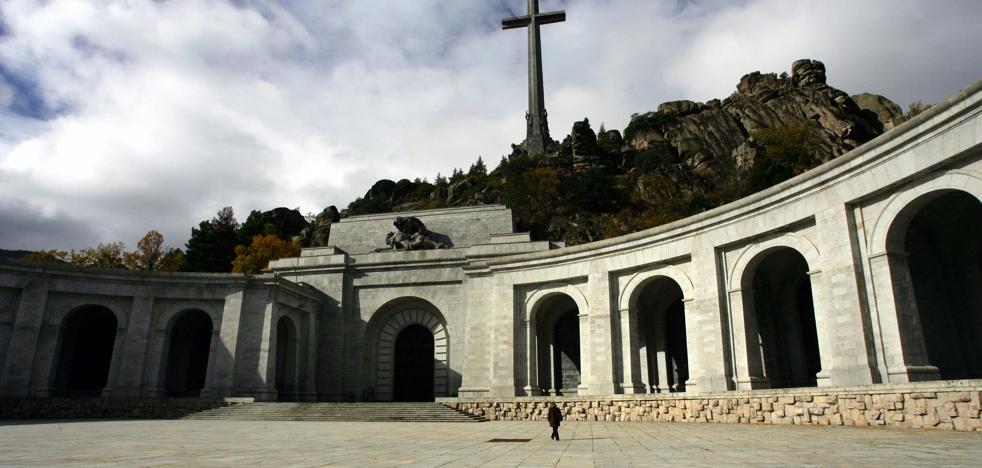 Un año para exhumar a Franco, la cronología de un proceso inacabado