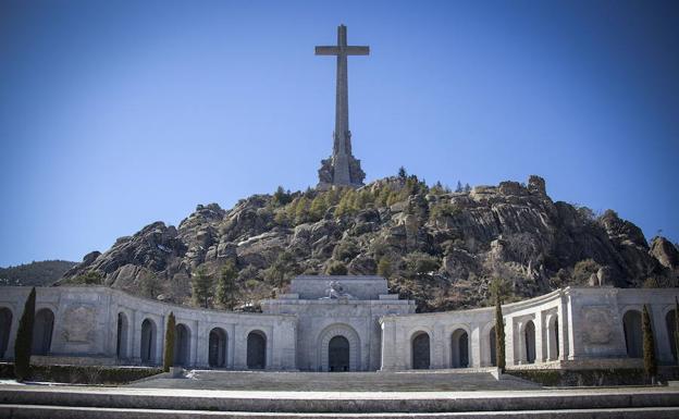 El Supremo paraliza la exhumación de Franco pero hace un guiño al Gobierno