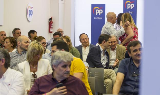 Sanz pide a Ceniceros que otra dirección lidere el PP