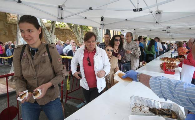 La Cofradía del Pez repartirá 30.000 raciones de pan, pez y vino en San Bernabé