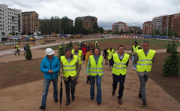 El nuevo parque sobre el soterramiento, ya reverdecido, está casi terminado