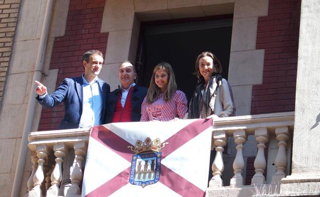 El Casco Antiguo se engalana con 270 banderas y estandartes en San Bernabé