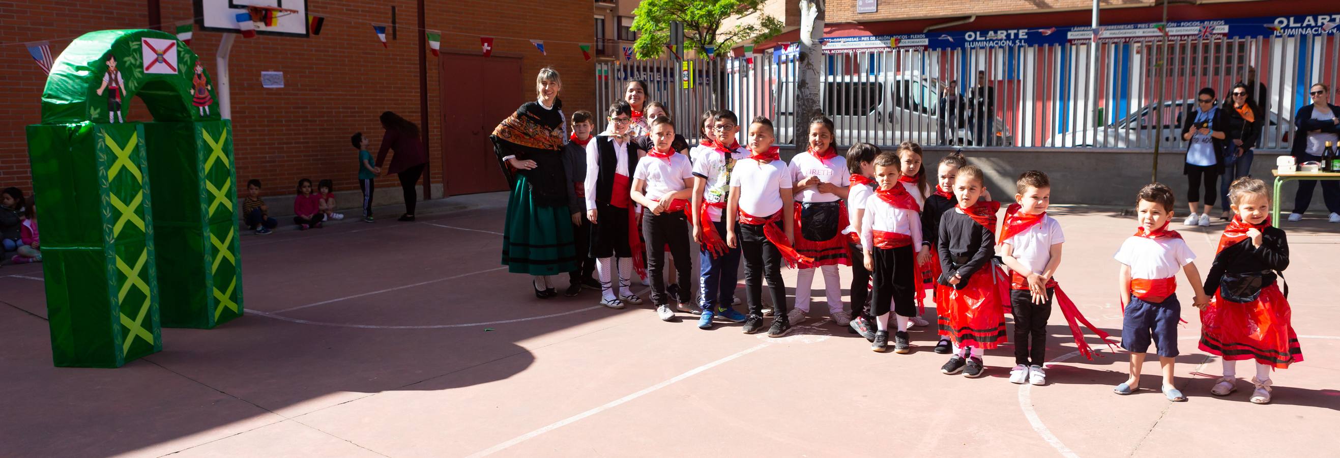 Representación de San Bernabé por los alumnos del colegio Vélez de Guevara