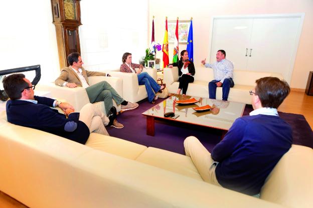 RECEPCIÓN DE LA ALCALDESA A LA COFRADÍA DEL PEZ