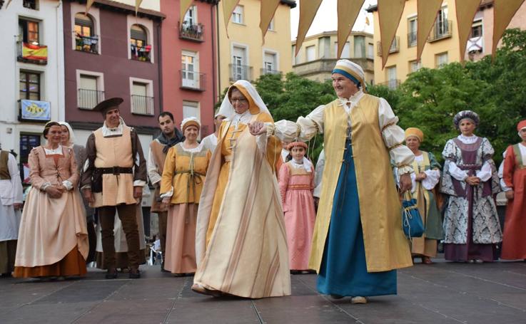 Pasarela de trajes renacentistas en la plaza del Mercado