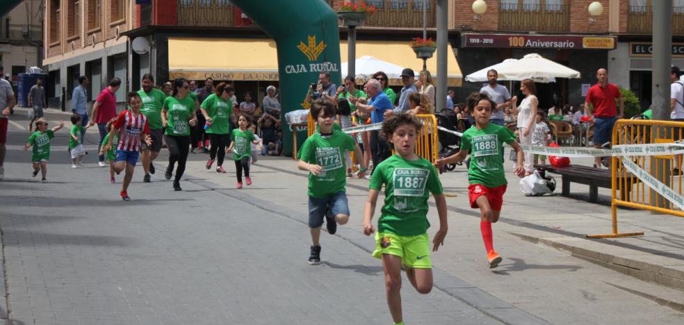 Más de 300 alfareños marchan a favor de la AECC