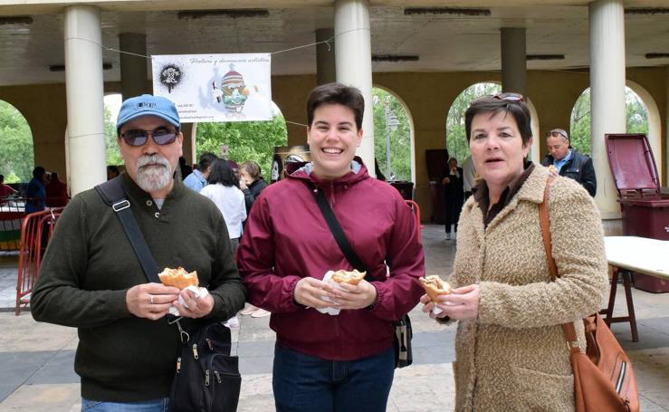 Degustación de lomo con pimientos en la calle Ruavieja