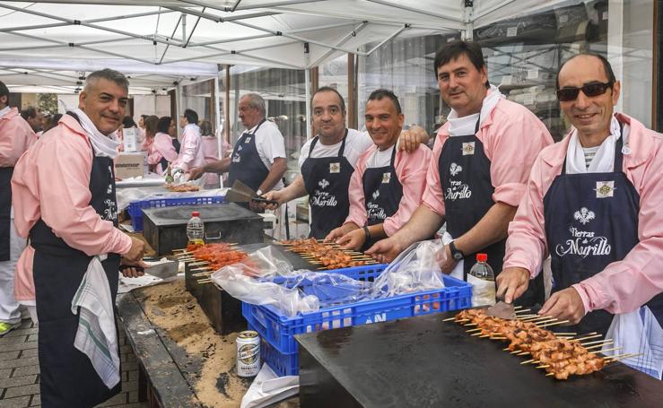 Degustación de zapatilla de jamón, de la Asociación de vecinos del Centro Histórico, y de Pincho Moruno, de Peña Áster, y de choricillo, de Peña La Unión