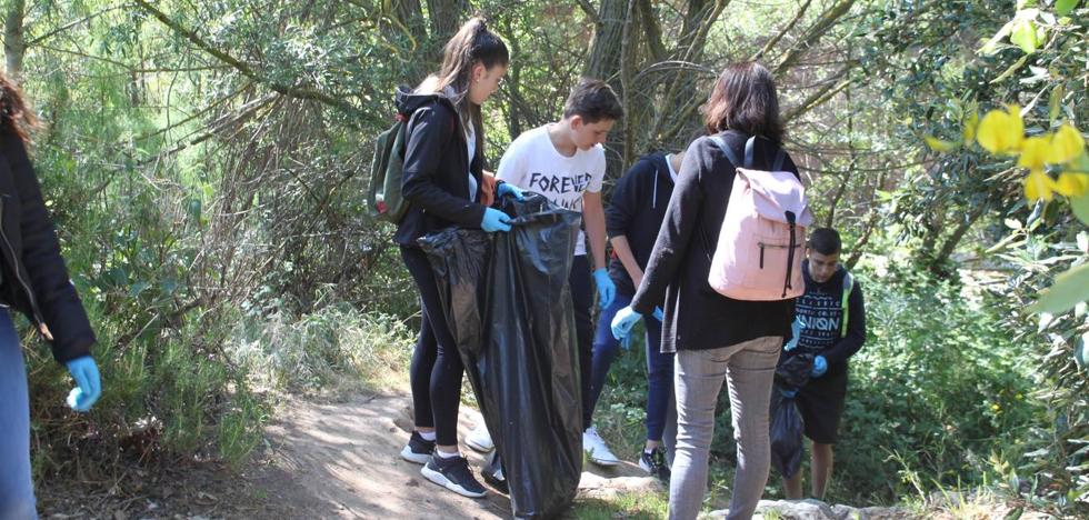 Más de 60 alumnos comparten la limpieza de orillas del Cidacos en su tramo arnedano