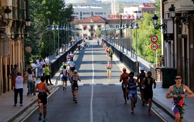 Gustavo Rodríguez y Cristina Roselló conquistan el Triatlón La Rioja