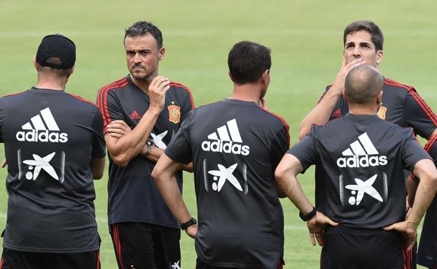 Luis Enrique renuncia a la selección y le suple Robert Moreno