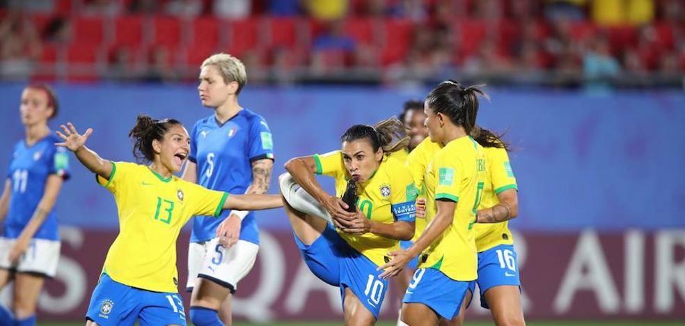 Marta, máxima goleadora de los mundiales