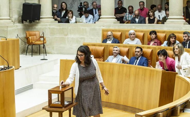 Aplausos, gestos y discursos en la sesión para proclamar la Mesa del Parlamento riojano