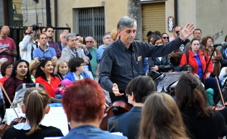 Píccolo y Saxo lleva la música a la plaza de San Bartolomé