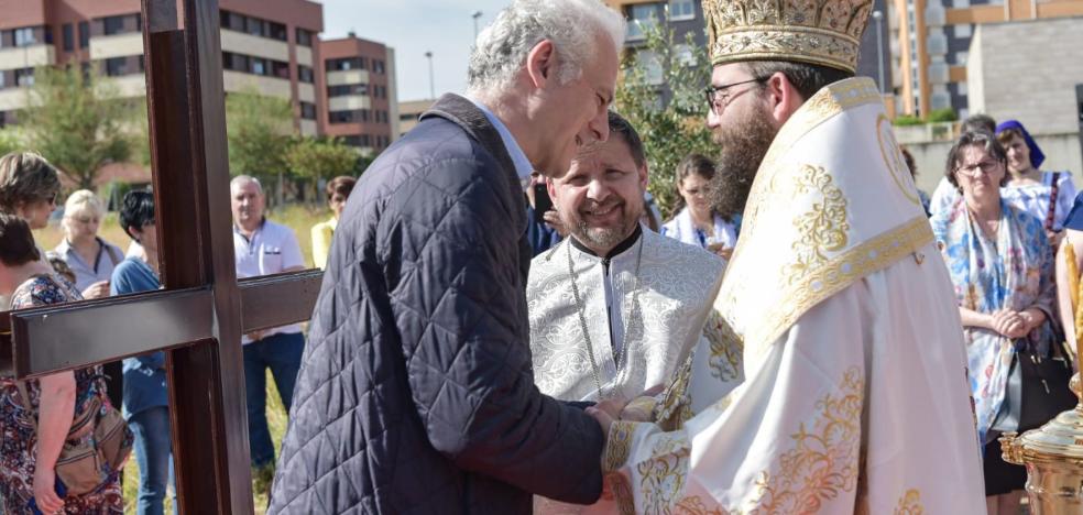 La comunidad ortodoxa pone la primera piedra de su iglesia en Fardachón