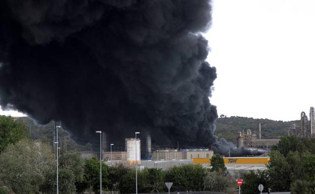 La Junta de Andalucía da por «prácticamente extinguido» el incendio de la fábrica Indorama en San Roque