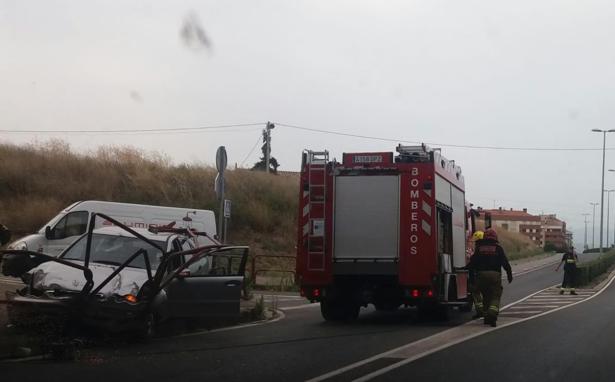 Herida al empotrarse su coche a la entrada del túnel del vial de La Estrella