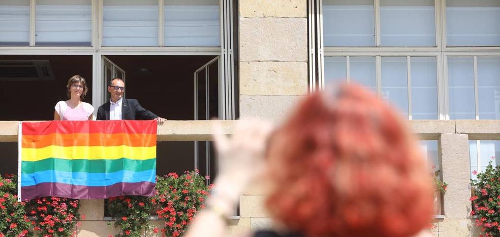 El Ayuntamiento de Logroño despliega la bandera arcoíris