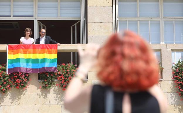 El Ayuntamiento de Logroño despliega la bandera arcoíris