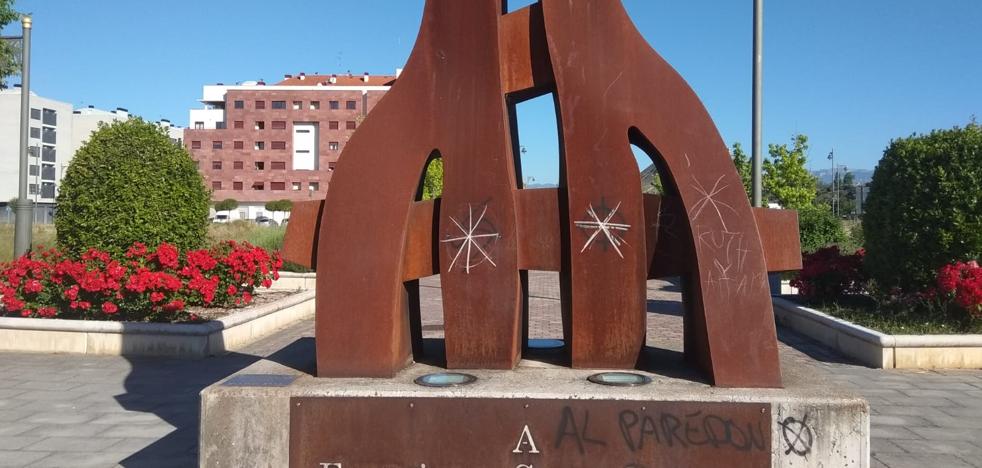 Pintadas fascistas en el monumento a Francisco Sáez Porres