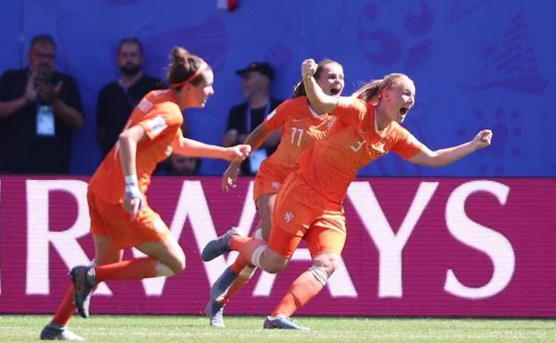 Holanda certifica el pase en los últimos veinte minutos