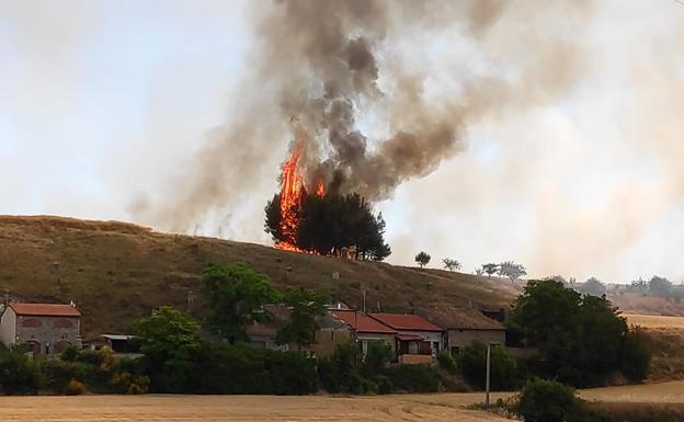 Un incendio quema terreno de cereal y matorrales en Herramélluri