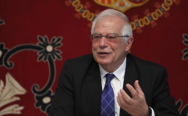 Borrell, de economista a diplomático