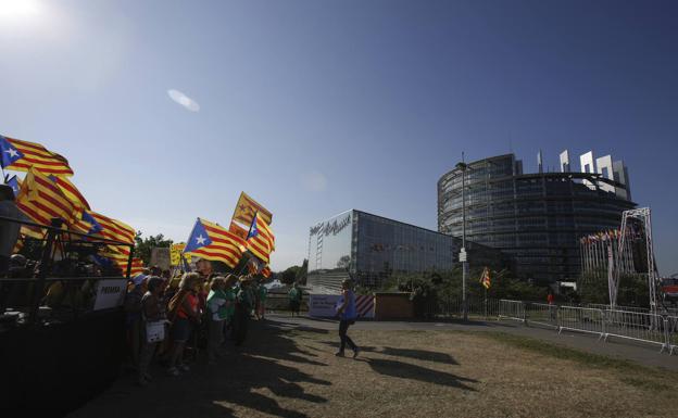 Puigdemont renuncia a acudir a Estrasburgo por temor a ser detenido