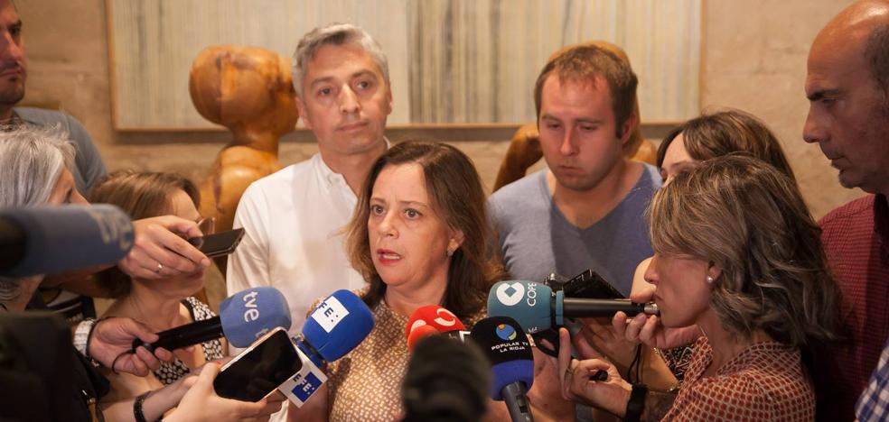 PSOE e IU sellan un pacto de gobierno insuficiente sin Podemos