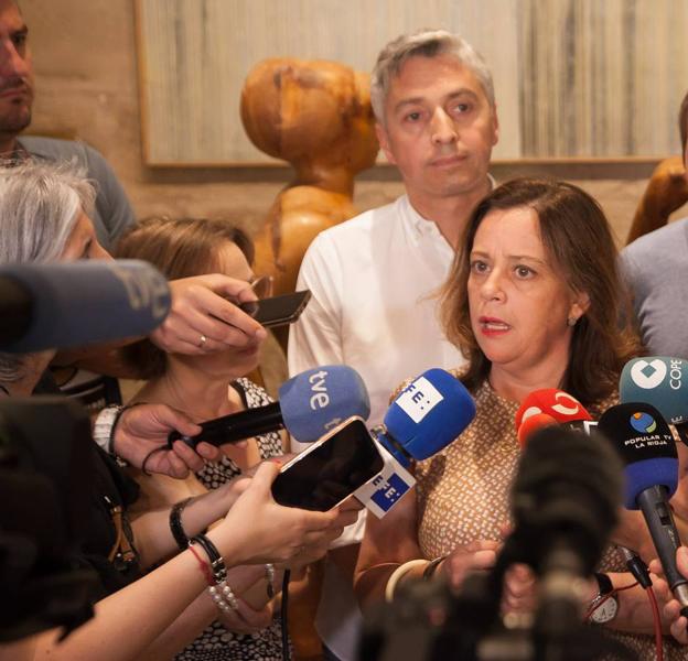 PSOE e IU sellan un pacto de gobierno insuficiente sin Podemos