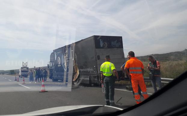 El incendio del camión de una orquesta corta la AP68 en Calahorra