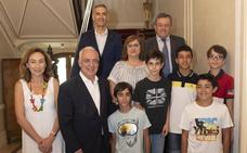 Un equipo del Duquesa de la Victoria, ganador de la fase nacional del concurso escolar Consumópolis