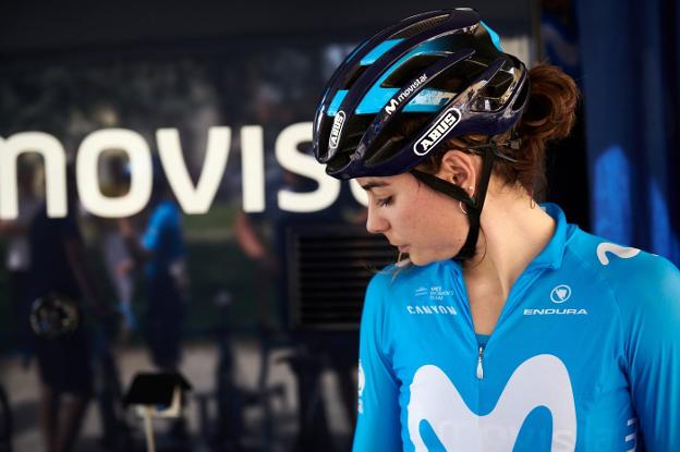 Sheyla Gutiérrez ayuda a sus compañeras en la etapa reina