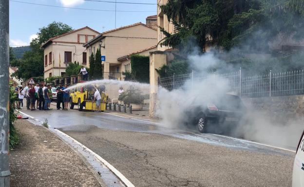 Se incendia un coche en Torrecilla en Cameros