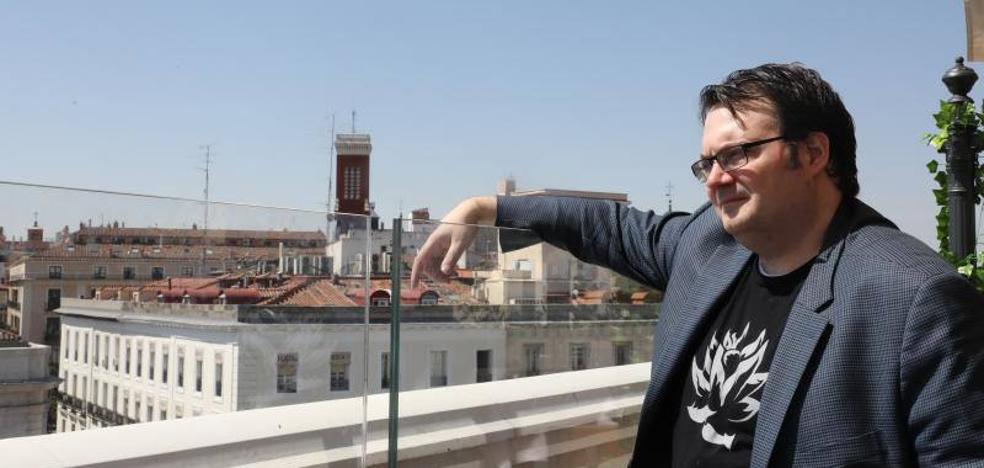 Brandon Sanderson: «Ser apestosamente malo me hizo buen escritor»