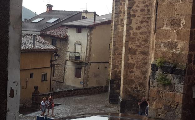 La lluvia obliga a suspender la bajada de los danzadores de Anguiano