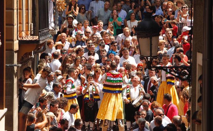 Los danzadores de Anguiano descienden por la cuesta