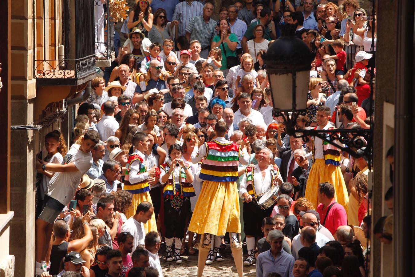 Los danzadores de Anguiano descienden por la cuesta