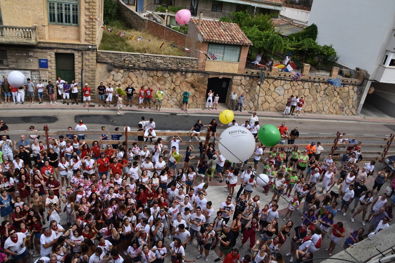 Cervera lanza el cohete y disfruta del recorrido del agua va
