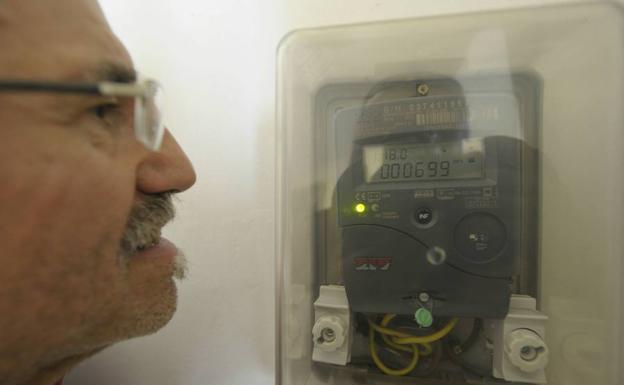 La CNMC pide que el coste fijo de luz pese menos para que el recibo baje un 3%