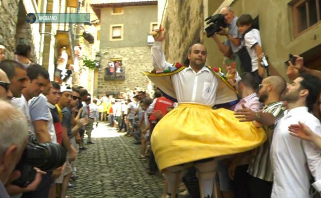 Los danzadores se suben a los zancos